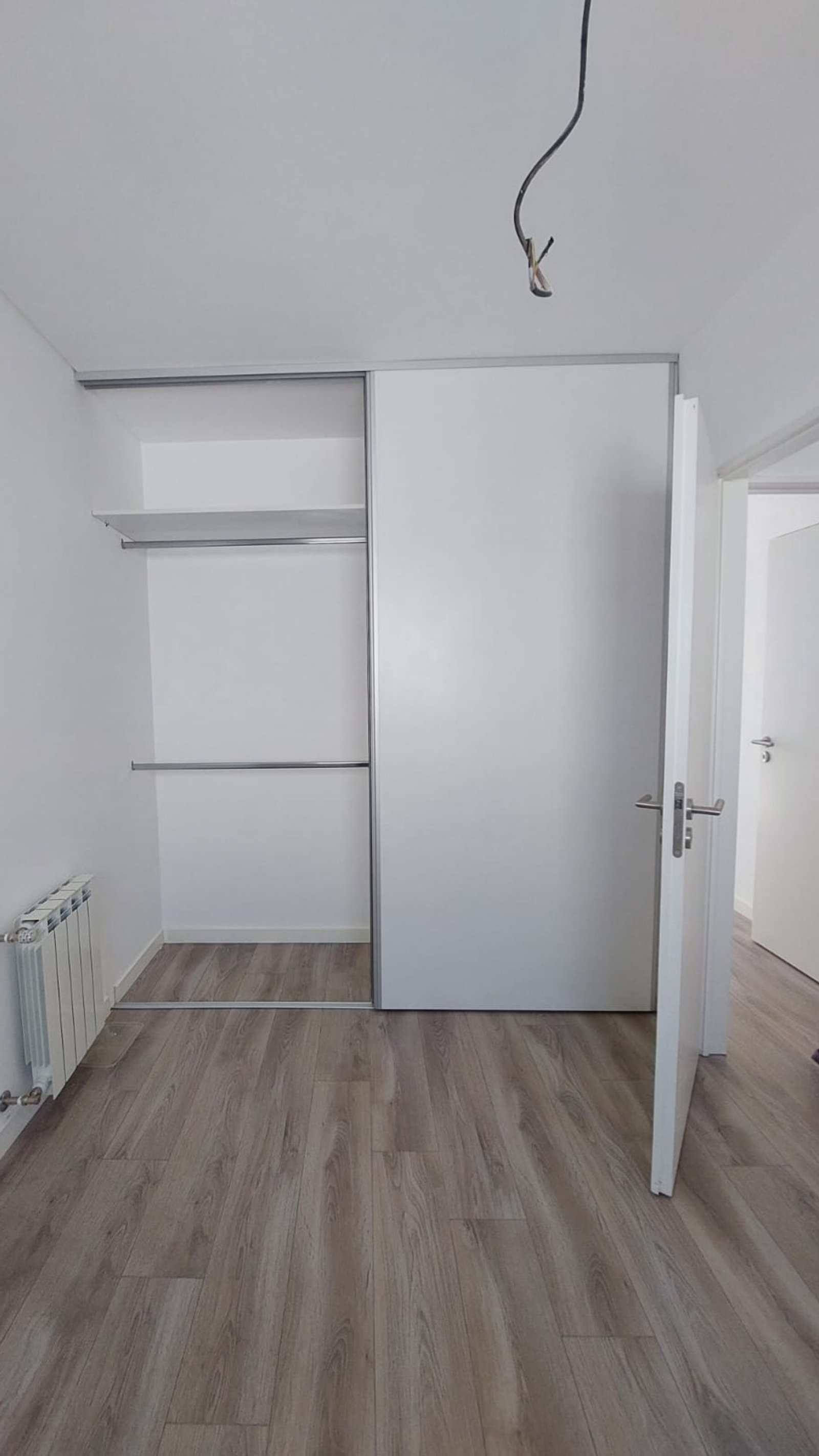 Armário branco moderno e amplo com portas de correr e prateleiras abertas — projeto BA, por Arquitecta, em B1605 Munro